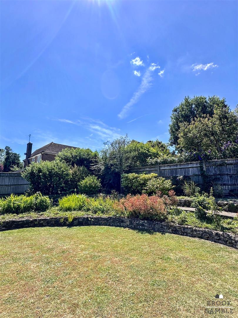 2 Bedroom House. Babylon Way in Eastbourne, 28